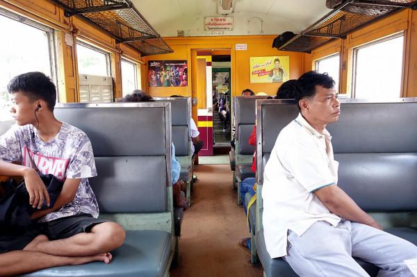 在泰國乘綠皮火車