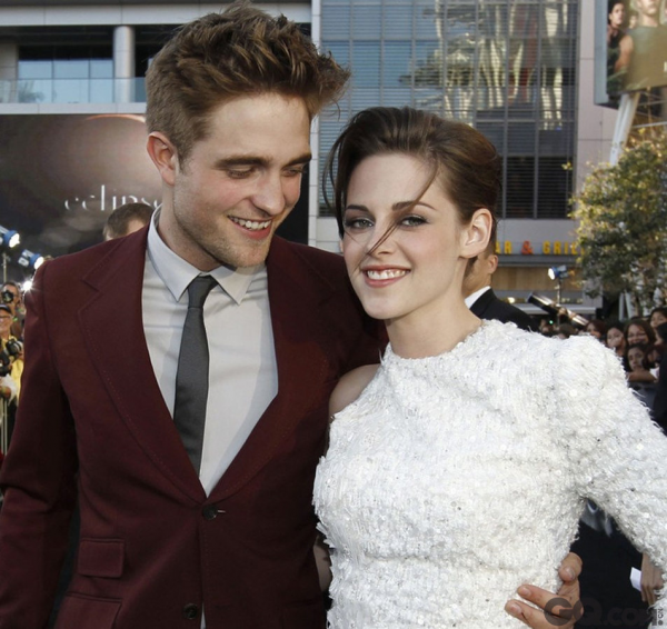 恭喜！31歲暮光女被編劇女友求婚，相戀2年即將步入婚姻殿堂