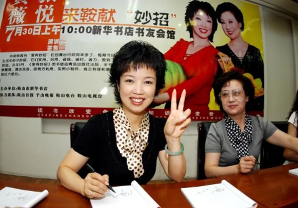 從央視主持人，到飾演周恩來夫人，她的命運因4次意外而改變