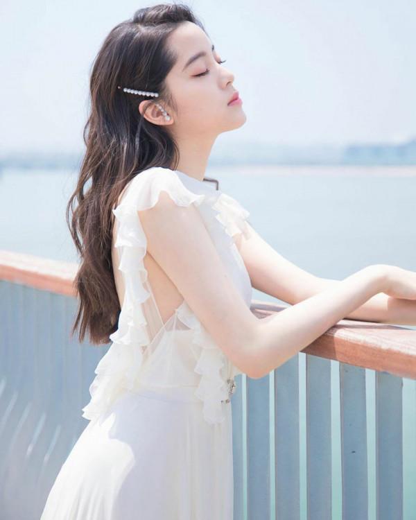 歐陽娜娜白色長裙仙氣滿滿 歐陽娜娜白色長裙仙氣滿滿