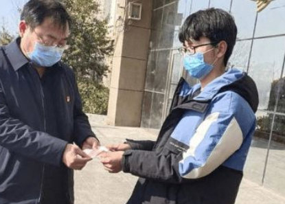 貧困生花3000元買鞋被取消助學金，發文求公道，網友們怒了