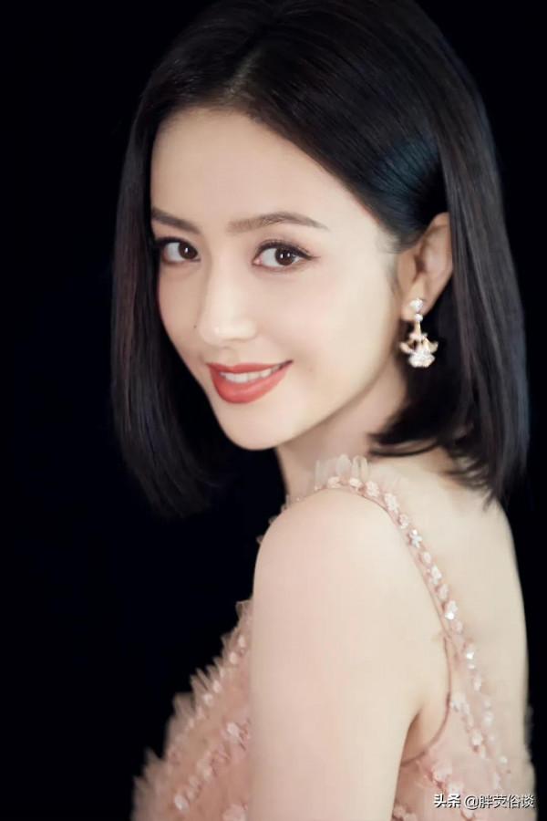 黑長直配上珍珠裙，這樣的佟麗婭美的好精緻