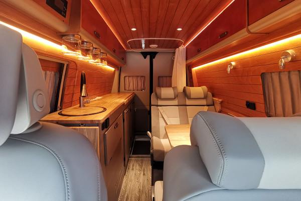 B型升降頂，細節突出，適合2人旅行及代步的富日通黑羚羊房車