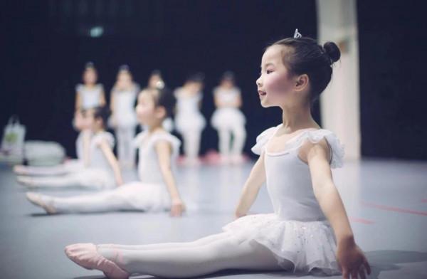 爸爸反對女兒學舞蹈，因“氣質是錢堆出來的”，媽媽：問你當白問