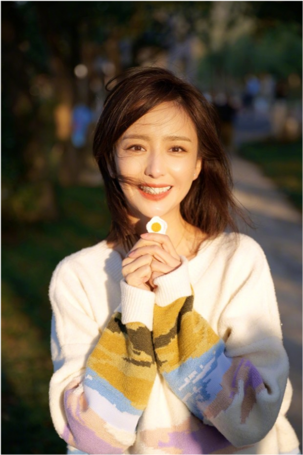 佟麗婭隨拍照美到爆！穿毛衣手握花朵神似初戀，甜美笑容太治癒了