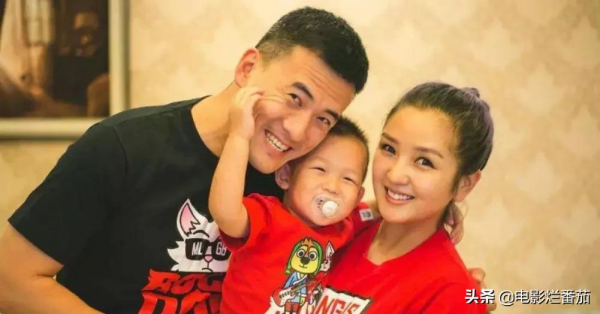 八位紅極一時的明星，如今過氣境況不一，有人幸福，有人街頭賣唱