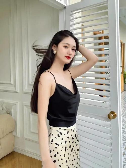 個性的豹紋半裙,跟純色吊帶很般配,造型優雅帶點小野性 個性的豹紋半裙,跟純色吊帶很般配,造型優雅帶點小野性