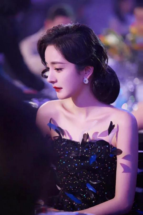 楊冪的羽毛裙走紅，法式大卷發配小黑裙，一雙狐狸眼太勾人了