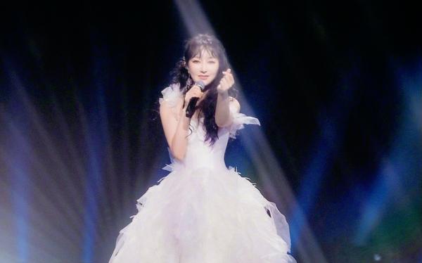 21歲爆紅後走出國門，假唱風波後跌落神壇，薩頂頂到底經歷了什麼