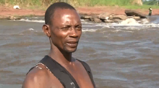 非洲玩命貨船,在剛果河上載2000人,隨時都要翻船 非洲玩命貨船,在剛果河上載2000人,隨時都要翻船