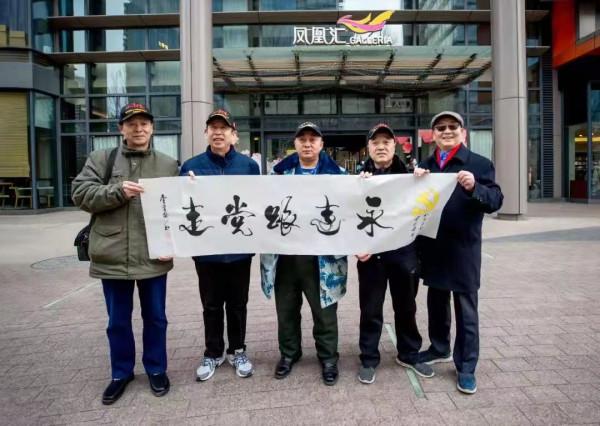&OpenCurlyDoubleQuote;萬歲軍&rdquo;後代徐魯梅為軍品大王簽名&OpenCurlyDoubleQuote;弘揚偉大的抗美援朝精神&rdquo;
