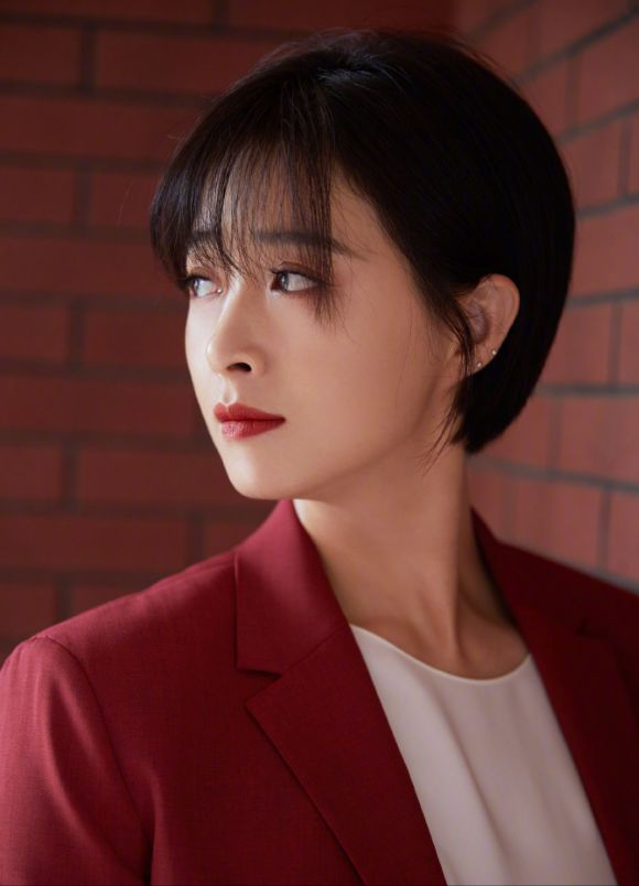 終於get到蔣欣的短髮！不僅超顯臉小，搭配空氣劉海至少嫩十歲