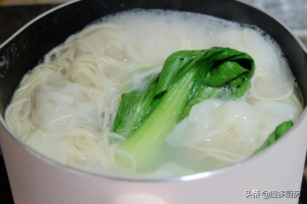 天冷了,花10分鐘時間煮一鍋餛飩麵,吃得暖暖和和的,簡單又美味 天冷了,花10分鐘時間煮一鍋餛飩麵,吃得暖暖和和的,簡單又美味