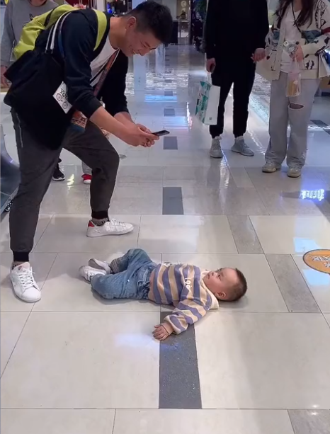 專治不服！山東一萌娃躺地上撒潑耍賴，爸爸的做法讓萌娃瞬間害羞
