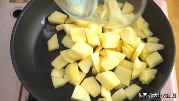 有蘋果嗎?這個食譜值得收藏,秋冬季,誰不愛吃熱乎乎的蘋果卷呢 有蘋果嗎?這個食譜值得收藏,秋冬季,誰不愛吃熱乎乎的蘋果卷呢