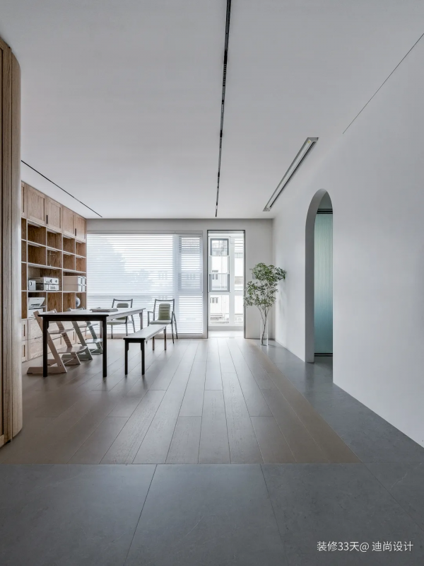 軟膜燈+拱形門+無踢腳線，有娃家庭也能擁有‘純粹極簡宅’