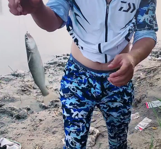 白釣了!唐山一釣友狂拉百斤梭魚回家邀功 妻子:別釣了,全部送人 白釣了!唐山一釣友狂拉百斤梭魚回家邀功 妻子:別釣了,全部送人