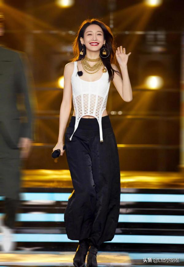 撒嬌女人王鷗：身穿紅色連衣裙超級有女人味！愛了愛了