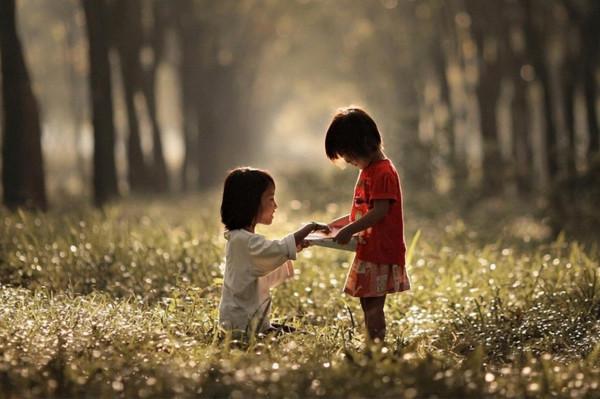 女兒幼兒園被男孩牽手睡覺，爸爸心情複雜，孩子的心思其實很單純