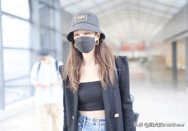 街拍：鄭希怡頭戴漁夫帽，穿西裝外套前衛時髦