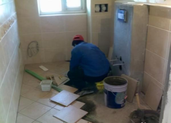 老公硬要衛生間“四邊走水”!師傅豎起大拇指來誇:果然是行家 老公硬要衛生間“四邊走水”!師傅豎起大拇指來誇:果然是行家