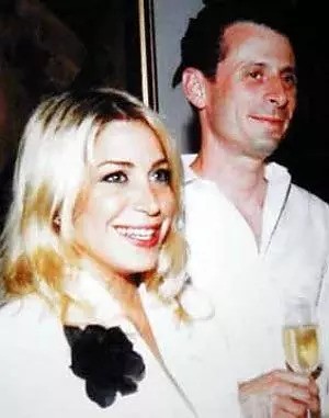 加拿大富豪被捅23刀，血泊中對妻子說“快跑”，卻不知她就是兇手