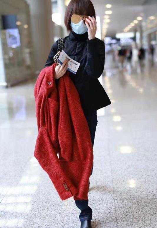 魯豫真不能再瘦了,穿棉服依舊像紙片,罕見穿唐裝一點不富態 魯豫真不能再瘦了,穿棉服依舊像紙片,罕見穿唐裝一點不富態