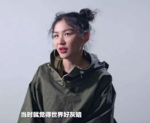 父親患病母親出走、被老師羞辱嘲諷，金靖到底經歷了怎樣的苦難？