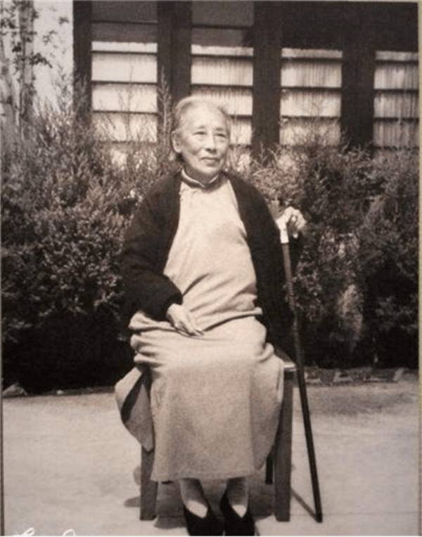 何香凝：寄舊裙給蔣介石，寫詩對他破口大罵，蔣大怒卻不敢報復