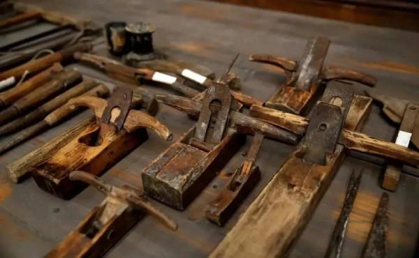 民間故事:木匠做壽材,他在板底做手腳,女子找上門:我來討債的 民間故事:木匠做壽材,他在板底做手腳,女子找上門:我來討債的