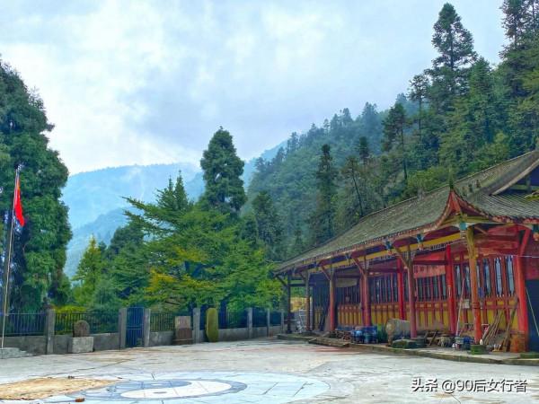 距成都80多公里的冷門徒步勝地，山中風景原始，古道滄桑古廟深藏