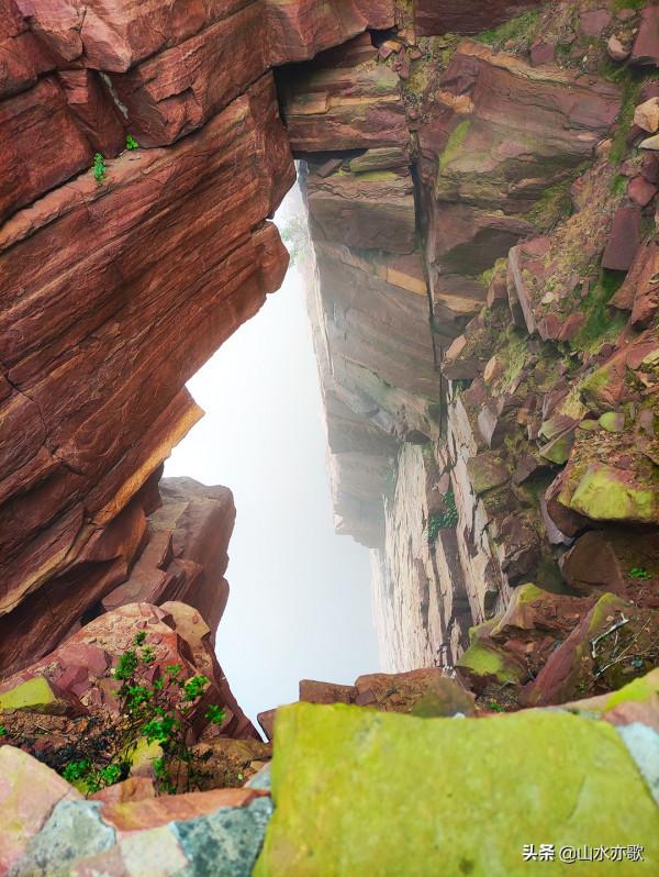 石家莊井陘錦山，雲鎖群山、霧漫叢林，雲橋飛渡，一顆橡果落下來
