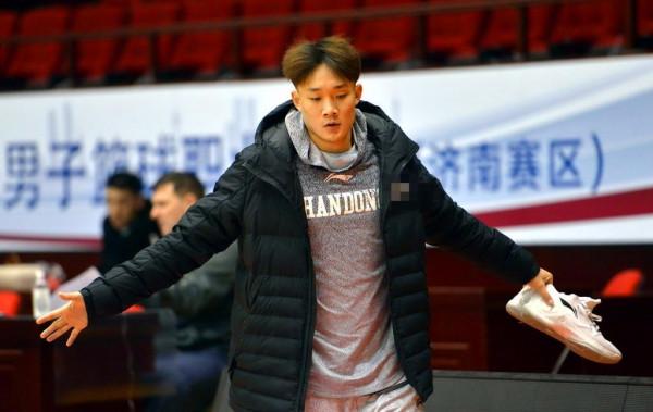 給力！易建聯透過體測，西蒙斯交易新動態，籃網陷入困局