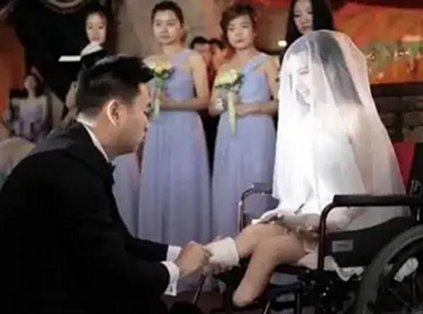 她在汶川地震中喪女失腿,6年後再嫁華裔學霸,今兒女雙全很幸福 她在汶川地震中喪女失腿,6年後再嫁華裔學霸,今兒女雙全很幸福