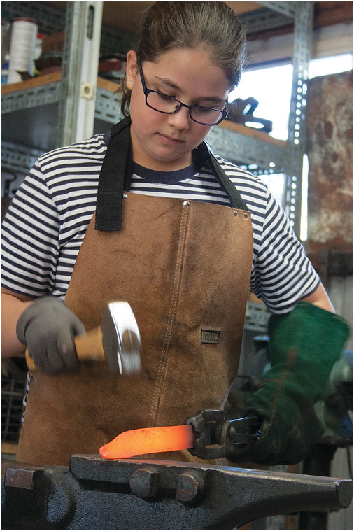 她的作品有點萌——記12歲的澳大利亞女刀匠萊拉·哈達德 她的作品有點萌——記12歲的澳大利亞女刀匠萊拉·哈達德