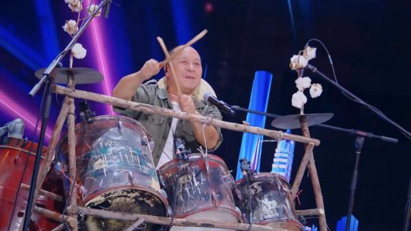 農村大叔用“破爛”表演,評委驚豔:鄧紫棋落淚,謝霆鋒登臺點贊 農村大叔用“破爛”表演,評委驚豔:鄧紫棋落淚,謝霆鋒登臺點贊