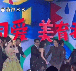 芭莎晚宴成修羅場：陳偉霆跟兩任前女友同框，楊穎避開，阿SA站遠