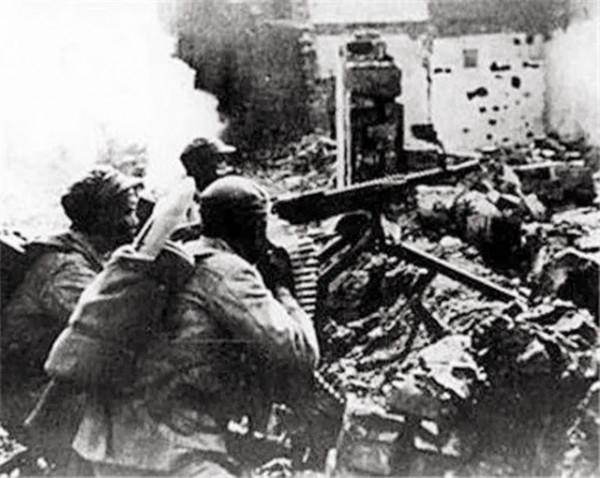 部隊被包圍時馬伕獻一計，司令將他提拔為參謀長，全軍沒有人不服