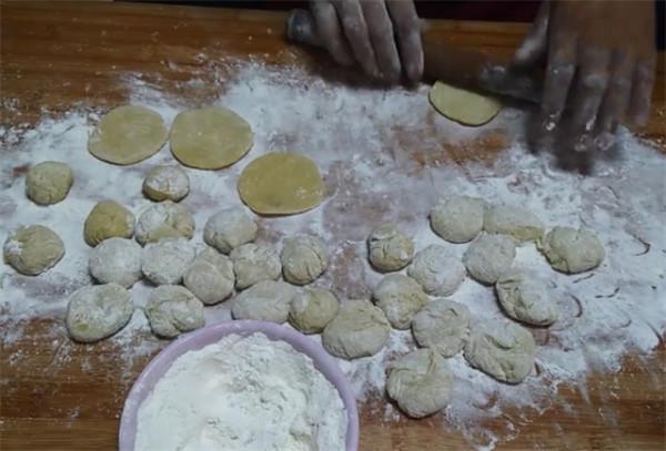 教你在家炸油糕，口感酥脆色澤黃亮，做法簡單，比買的還好吃