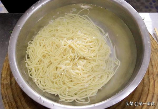 大廚教你做家常炸醬麵，調好醬汁才是關鍵，醬香濃郁，一碗不夠吃