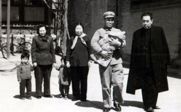 53年韓福裕患病請求調離,周恩來不許:你在我這兒得病的我就得管 53年韓福裕患病請求調離,周恩來不許:你在我這兒得病的我就得管