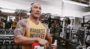 49歲的“巨石”強森帶娃，展現完美背部