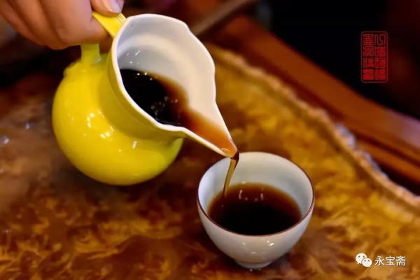 大明弘治年制款黃釉刻龍鳳紋僧帽壺