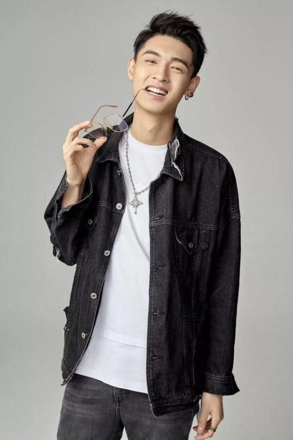 秦霄賢第一部電影釋出會，上了八個熱搜