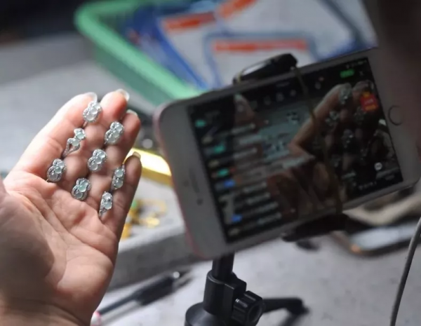 看翡翠直播被騙200萬！這種“賭石”直播不能信