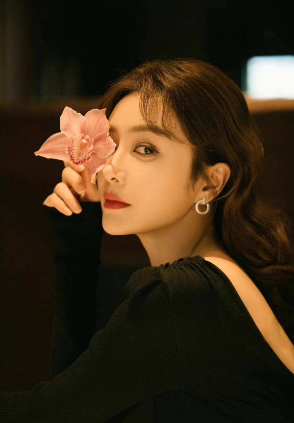 秦嵐終於迴歸再次爆火！穿黑色緊身裙現身釋出會，和靳東太般配