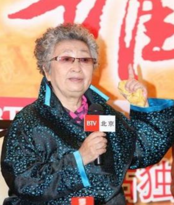 彭玉：看到丈夫遺物哭得不能自己，女兒牽線，晚年再嫁亡夫親姐夫