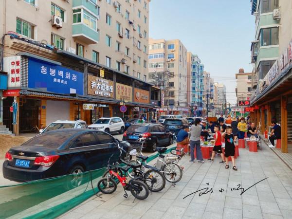 遼寧丹東有一條“高麗街”，距離火車站很近，遊客感覺像到了韓國