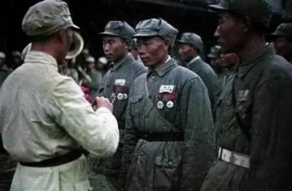 省革委會主任黎原在公交車上遭遇售票員惡劣對待，將軍說：開除你