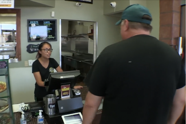 美國窮人生活：買不起房子住車裡，遍地流浪漢，生病不敢去醫院